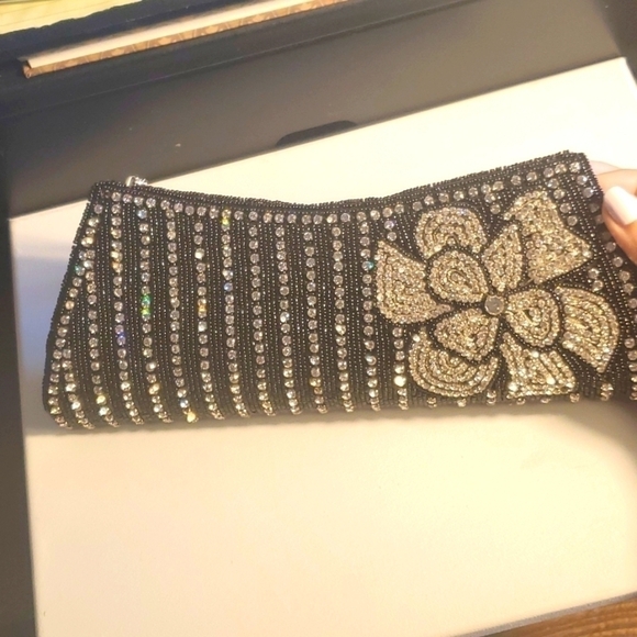 Glamorous Silver Beaded Floral Design Bridal Clutch/Evening Purse - Picture 4 of 15